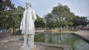 Fragueiro. Piden más cuidados para la estatua y la fuente de la plaza Rivadavia, de Alta Córdoba. (Ramiro Pereyra)