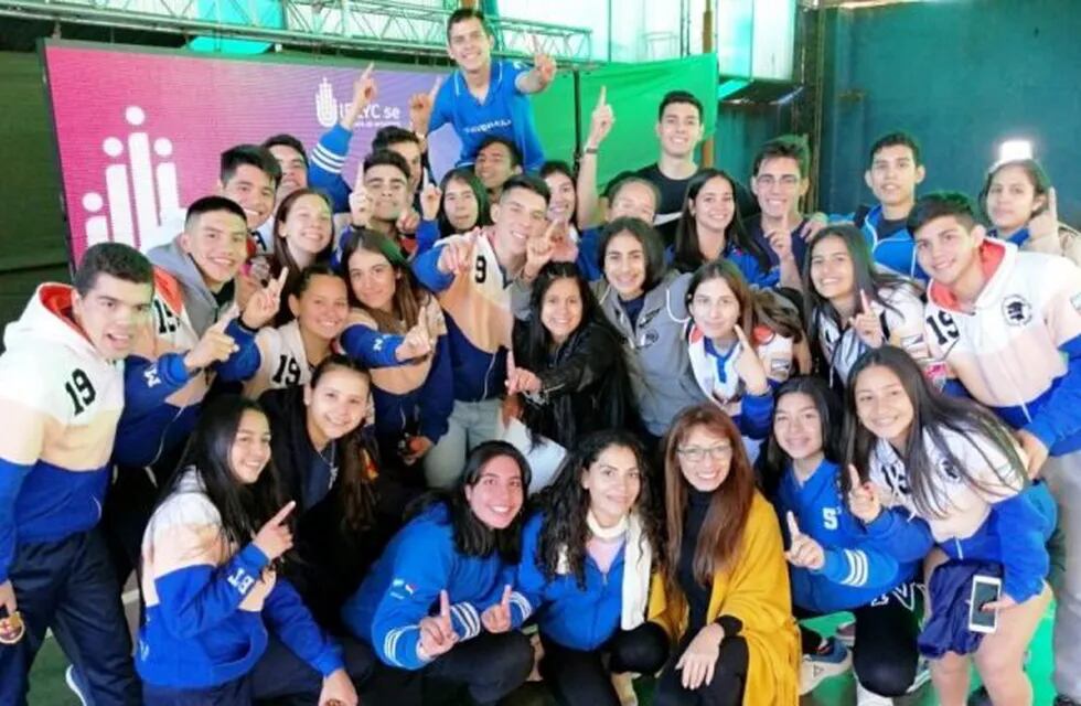 Felices por ser finalistas de la Posta IPLyC en Eldorado, los alumnos de la Escuela Nº 19. (MisionesOnline) Imagen ilustrativa