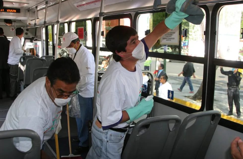 gripe A\r\n\r\nCIUDADANOS MEXICANOS EMPRENDEN UNA CRUZADA DE LIMPIEZA Y DESINFECCIÓN - (((CORRIGE CRÉDITO)))MEX22.CIUDAD DE MÉXICO (MÉXICO), 05/05/09.- Ciudadanos mexicanos emprenden una cruzada de limpieza y desinfección de todos los transportes públicos, restaurantes y escuelas en Ciudad de México hoy, 5 de mayo de 2009, en el marco de las tareas de fumigación por la contingencia ante el virus AH1N1. La capital mexicana llegó a su quinto día consecutivo sin registrar ninguna muerte por la gripe A, informó el secretario de Salud del Distrito Federal, Armando Ahued. EFE/Ricardo Castelan mexico tijuana  alerta mundial por brote epidemia fiebre gripe porcina medidas de prevencion desinfeccion micros omnibus