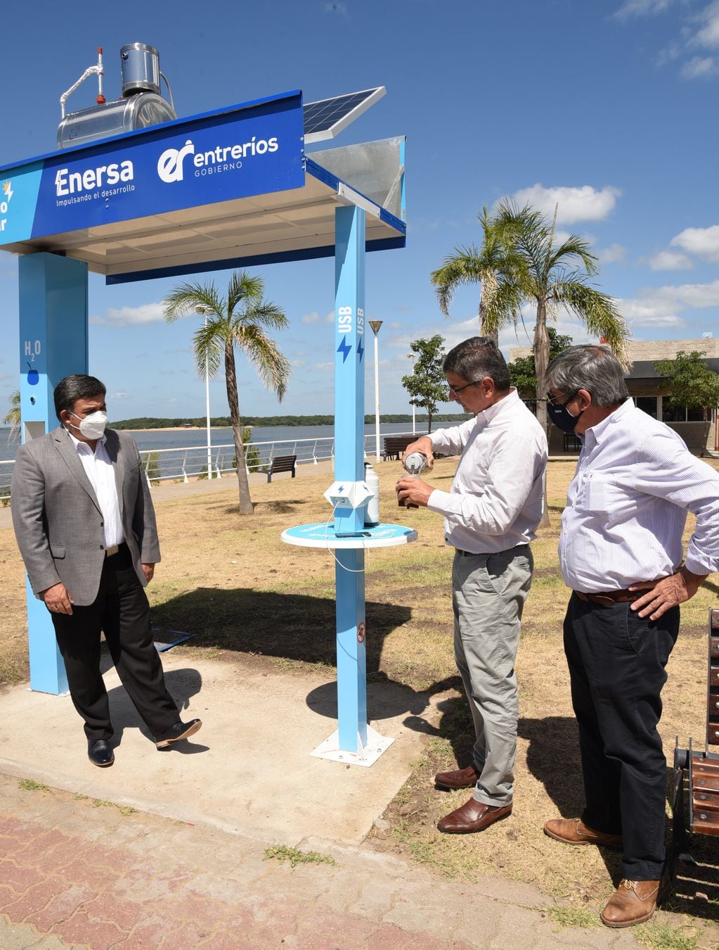 Convenio entre el Municipio de Concepción del Uruguay y Enersa. Firman el intendente Oliva y el Ingeniero González.