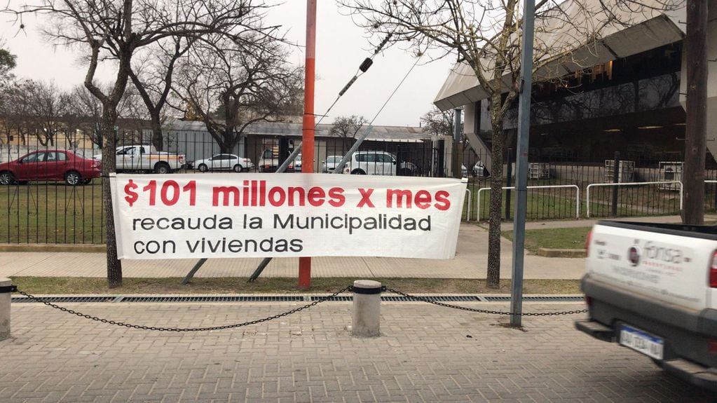 Vecinos colocaron carteles frente al Municipio por la falta de entrega de viviendas en Arroyito