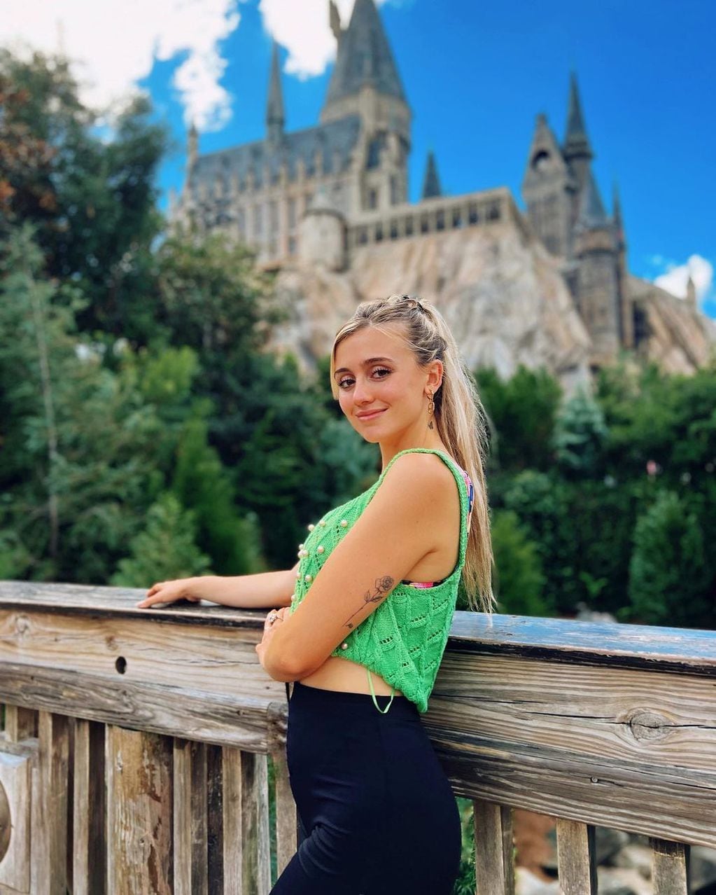 Morena Beltrán, con el castillo de Hogwarts de Orlando de fondo. Foto: Instagram.
