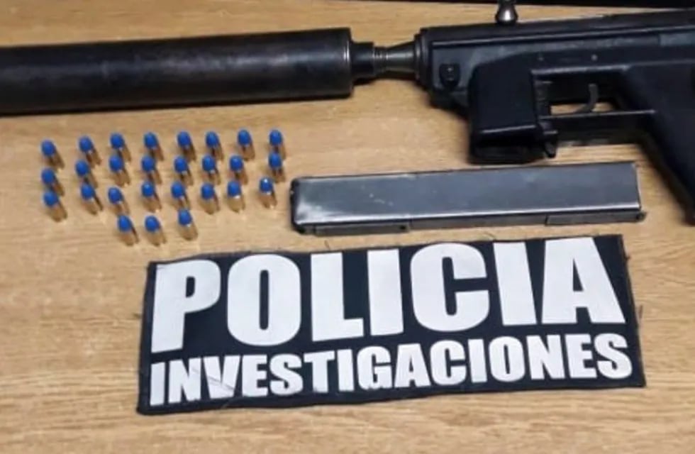 Luego de la captura de Javier Pavez, quien fue detectado con una ametralladora silenciada, dieron con drogas.