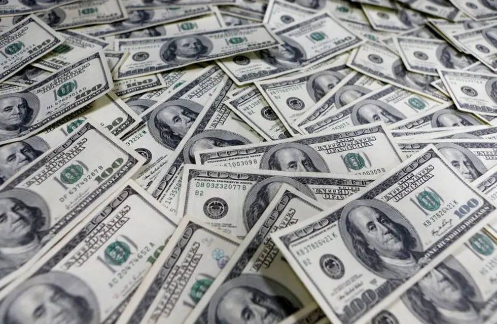 El dólar vuelve a bajar por las altas tasas de interés. Foto: REUTERS.
