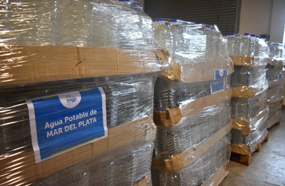 Un camión conteniendo agua potable envasada  será enviado este martes a la Casa de Corrientes en Buenos Aires.