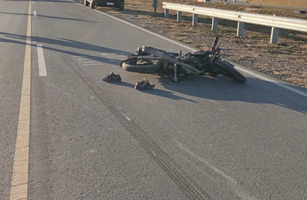La motocicleta de la víctima arrollada este viernes en Córdoba.