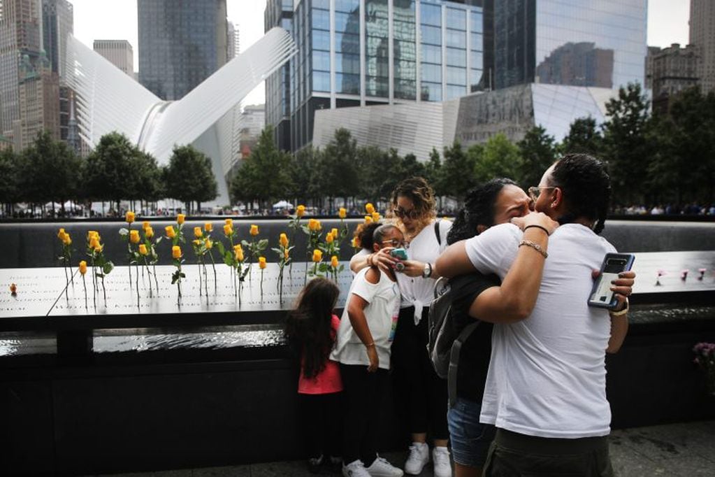 Familiares se reunieron para homenajear a las personas muertas en los atentados. (AFP)