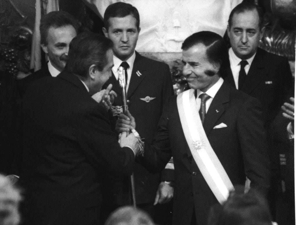 En su primer mandato, recibiendo el mando de el expresidente Raúl Alfonsin