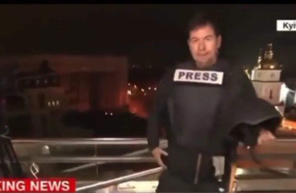 El tenso momento que vivió un corresponsal en Ucrania en medio de los bombardeos a Kiev.