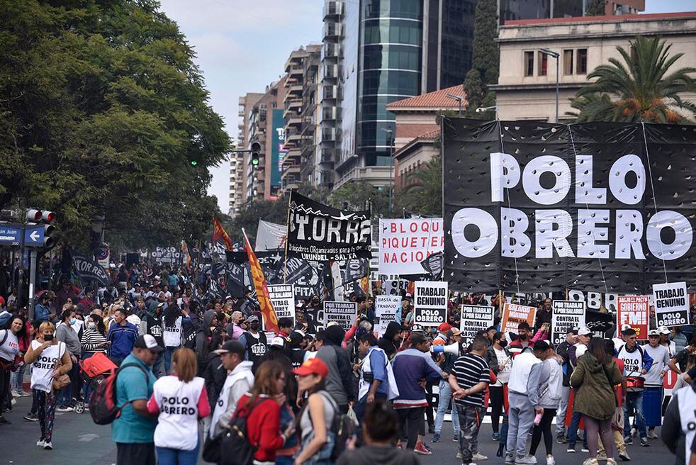 Marcha federal piquetera. Organizaciones sociales Polo Obrero marchan por el centro de la ciudad de Córdoba. 
