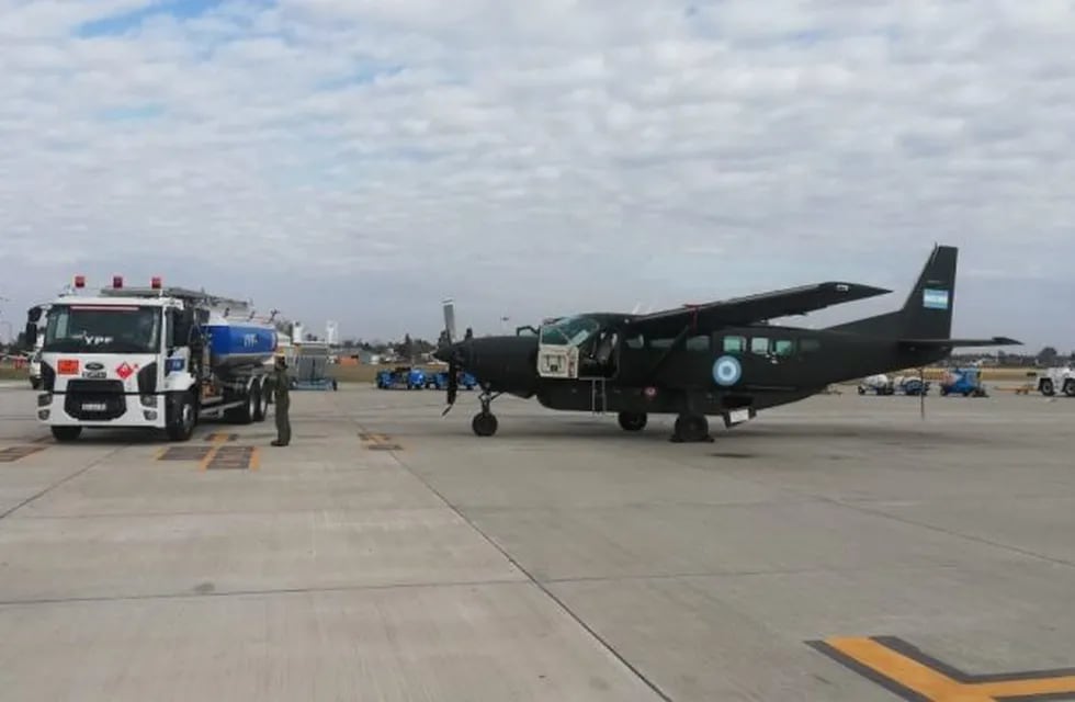 Los miembros de las fuerzas armadas llegaron a la pista de la estación de Fisherton para cargar combustible. (@air_rosario)