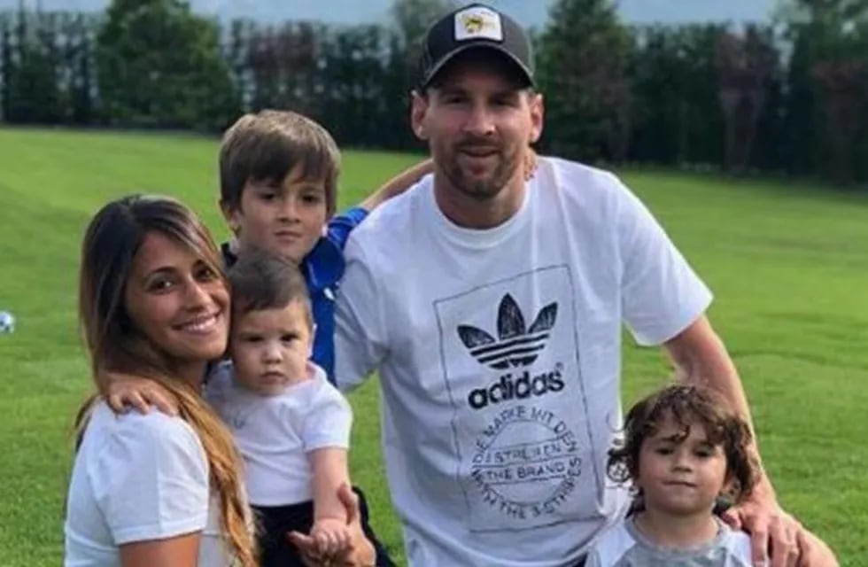 Messi la rompió en Instagram con una foto junto a su perro. (Archivo)