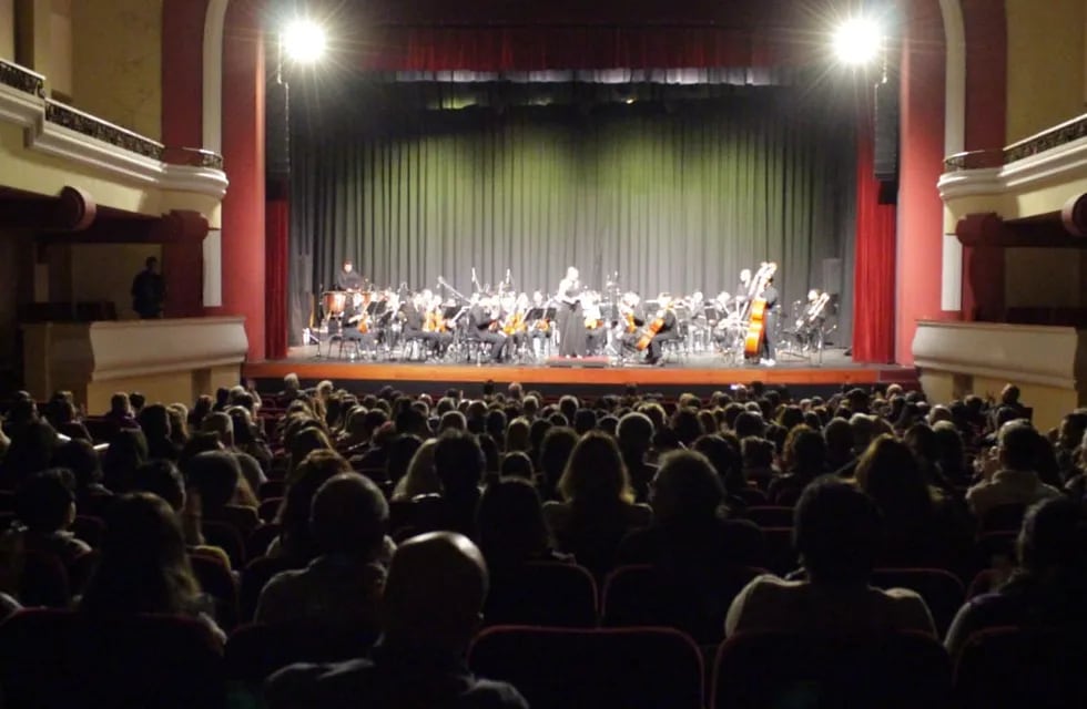 El público colmó la sala del Teatro Mendoza para la presentación de la Orquesta Filarmónica de General Alvear.