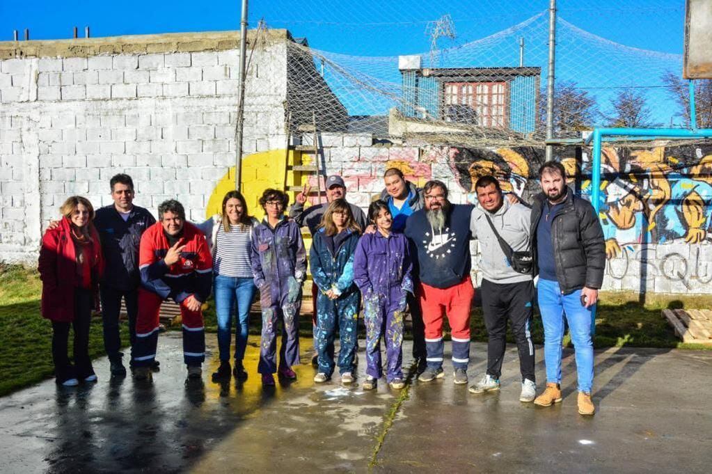 Integrantes del Taller de Muralismo del CePLA-El Palomar, junto a profesores de Recreación Comunitaria y al equipo de Prevención y Derechos Humanos de la Municipalidad de Ushuaia - Bario "El Bosquecito".