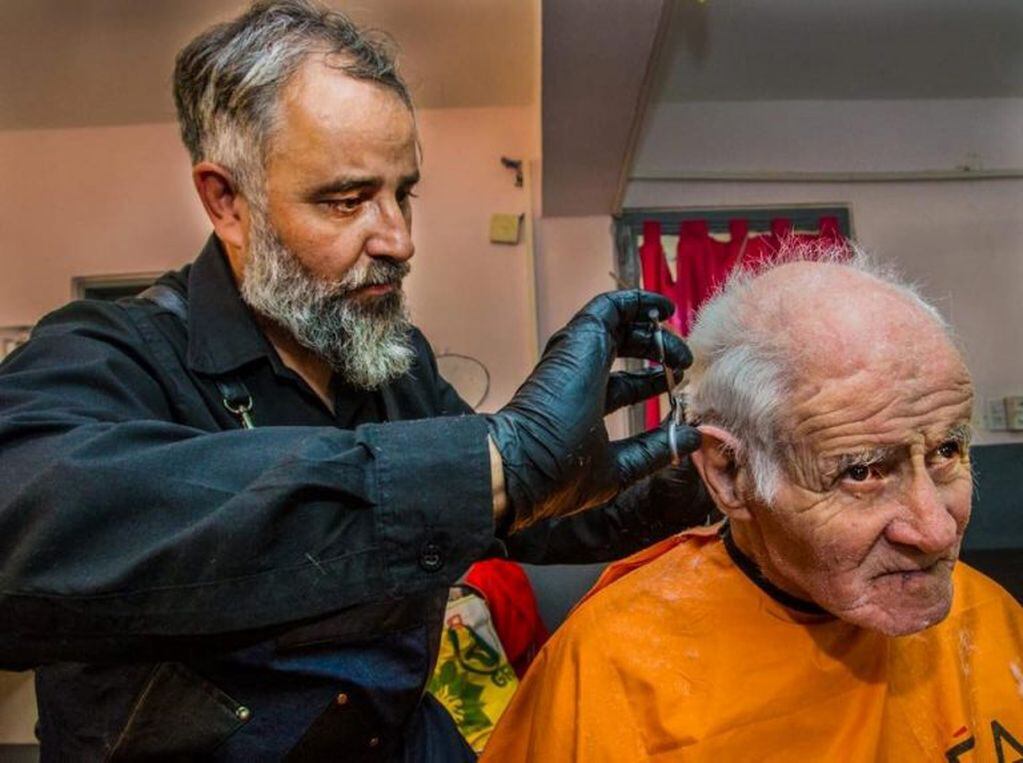 Los estudiantes de barbería y peluquería de Studio 86. escuela de emprendedores, les cortaron el pelo y embellecieron a los abuelos del Padre Lamónaca.