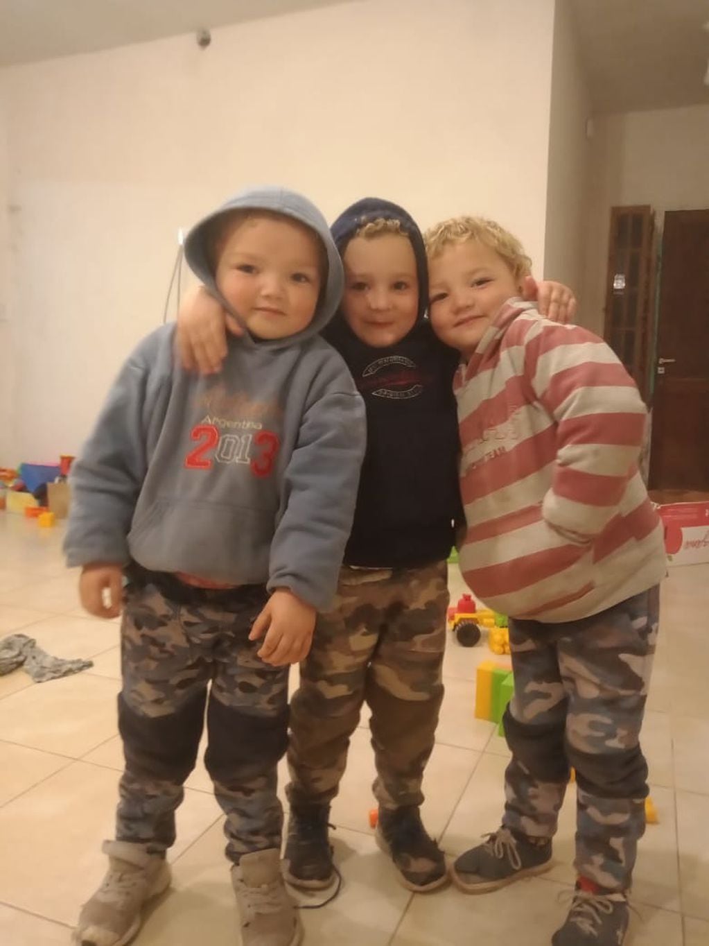 Lucio, Mateo y Tomás jugaron su primer partido en la localidad cordobesa y se convirtieron en un caso más de hermanos compitiendo en una misma cancha.