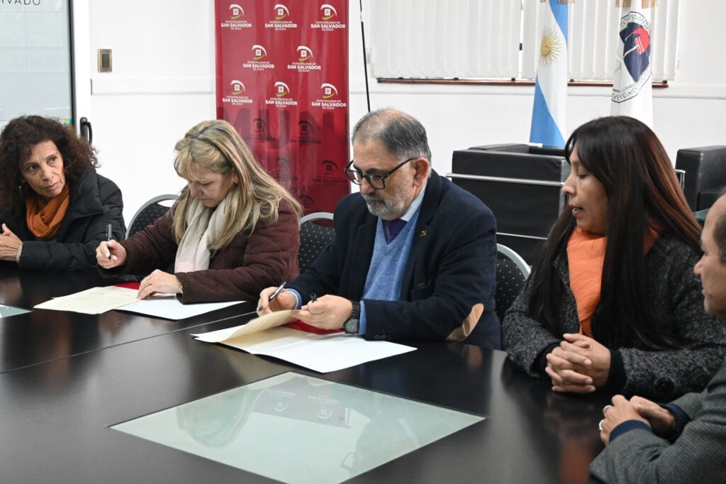 Blanca Juárez, presidenta del CPCE, y el intendente Raúl Jorge, al momento de firmar la documentación.