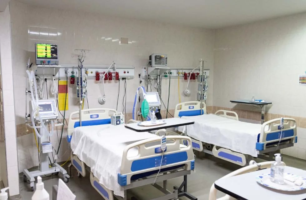 Los cuatro respiradores permitirán ampliar las camas de terapia intensiva en el hospital Enfermeros Argentinos.