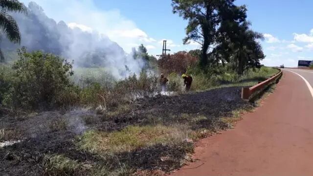 Puerto Libertad: incendio de pastizales cerca de una comunidad Mbyá