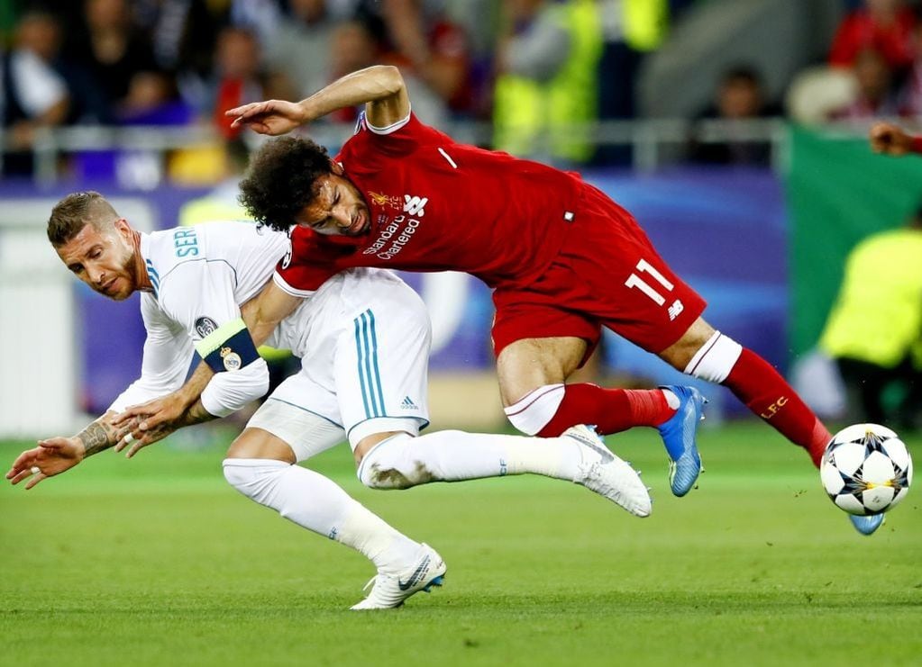 La polémica jugada en la que Sergio Ramos lesionó a Mohamed Salah en la final de la Champions League 2017/18.