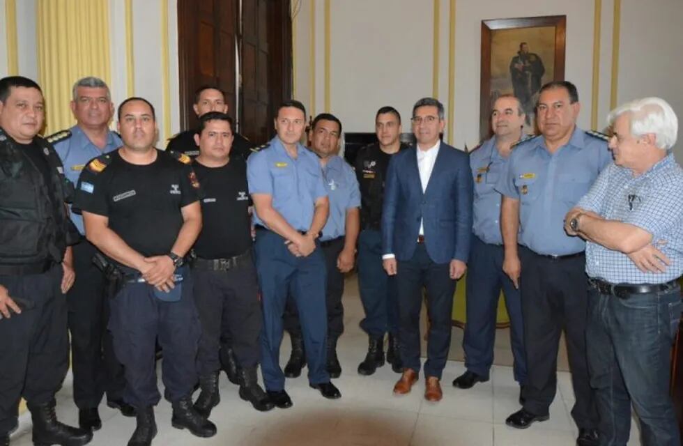 Ministro López Desimoni reconoció a policías y bomberos