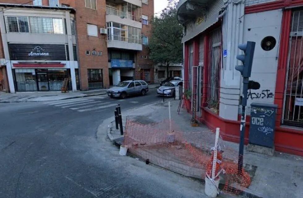 El sospechoso fue interceptado sobre el cruce de España y Zeballos. (Google Street View)