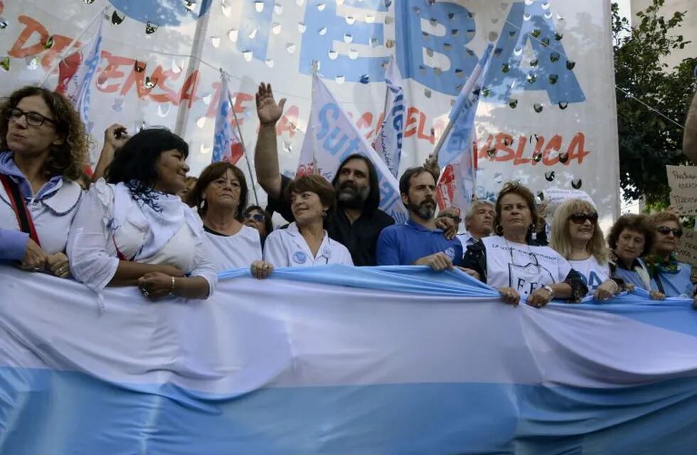 Maestros nucleados en el Frente de Unidad Docente Bonaerense marchan el 16/03/2017 hacia la Gobernación de Buenos Aires, Argentina, en demanda de mejoras salariales junto al titular de SUTEBA (centro), Roberto Baradel.\r\n(vinculado al texto de dpa \