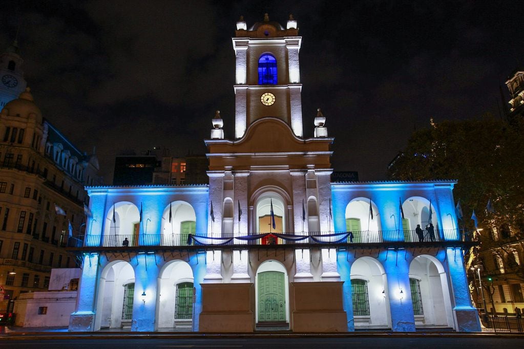 Monumento iluminado con Maradona