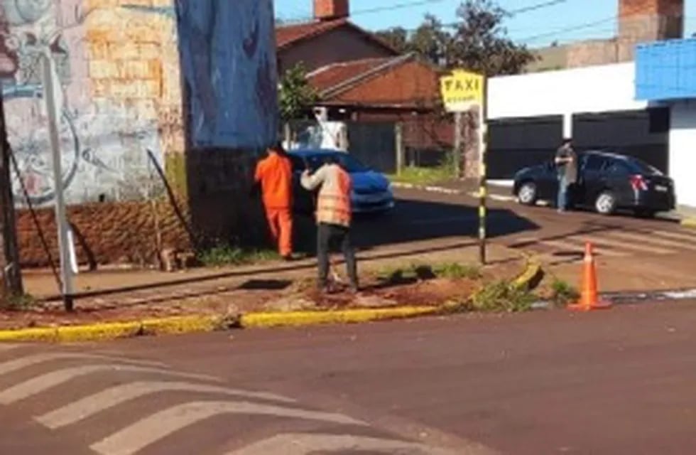 Realizan señalética y colocan cartelería en calles de Puerto Iguazú.