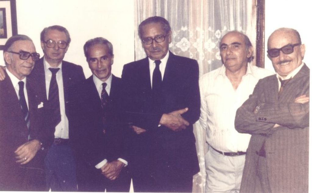 José Francisco Ortiz -propietario de los Talleres Gráficos y Librería Gutenberg-, y los escritores Néstor Groppa, Andrés Fidalgo, Jorge Calvetti, Joaquín Gianuzzi y Mario Busignani, en fotografía del año 1983.