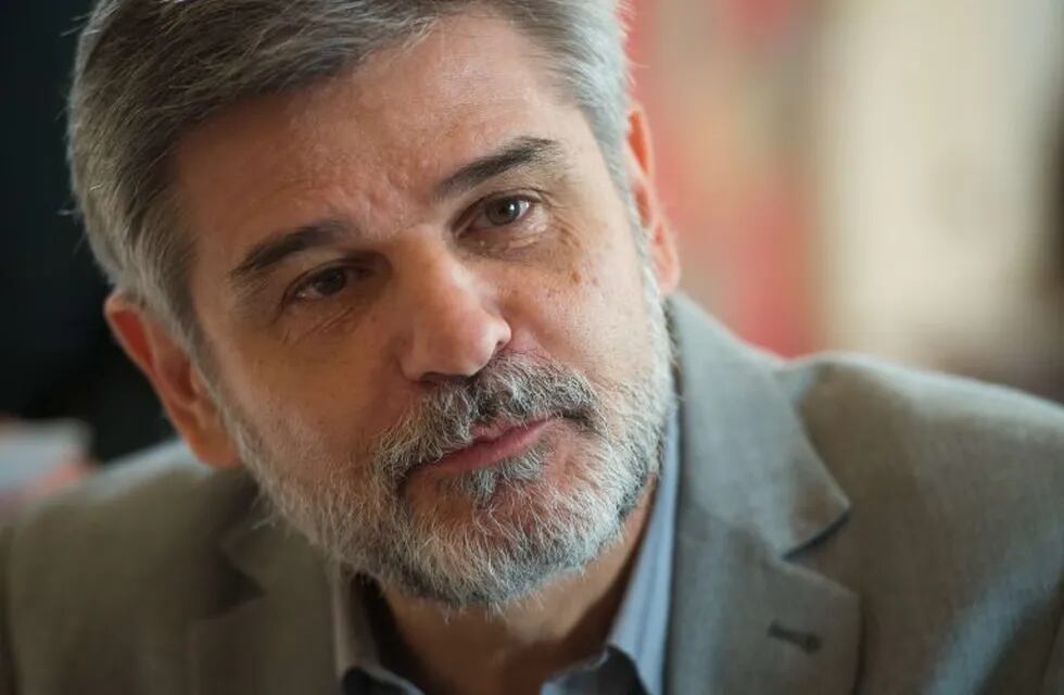 Argentina's Secretary of State for Falklands Affairs Daniel Filmus speaks to journalists during a press conference at the Argentinian embassy in central London on April 17, 2015. The meeting was called to discuss on-going tensions between the British and Argentinian governments over the ownership of the Falkland Islands, known as the Islas Malvinas in Argentina. \r\nAFP PHOTO / LEON NEAL\r\n londres inglaterra daniel filmus Secretario de Estado para Asuntos Malvinas tensiones  tension entre los gobiernos britanico y argentino sobre la propiedad de la Islas Malvinas conferencia de prensa