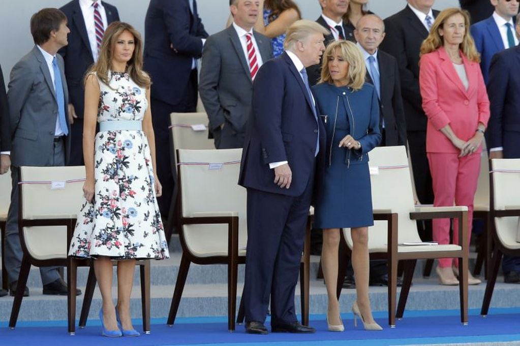 Brigitte Macron con Donald Trump y su esposa Melania retirada a un costado.