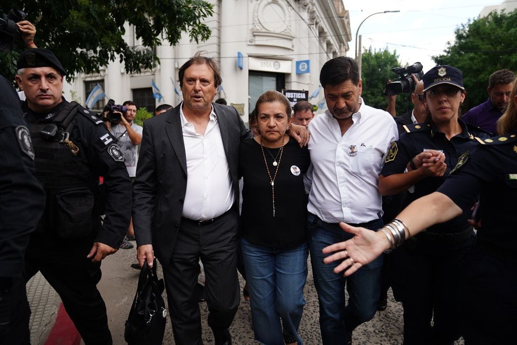 Los papás de Fernando Báez Sosa a la salida del Tribunal de Dolores. 
Foto Germán Garcia Adrasti