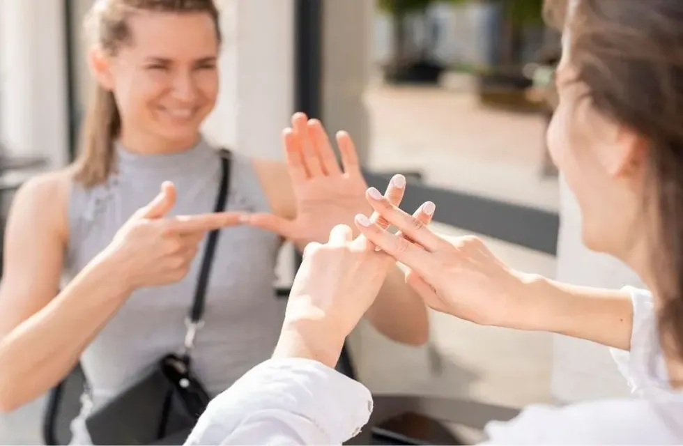 Médicos de Neuquén aprendieron lenguaje de señas para poder realizar partos sin interpretes.