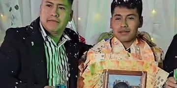 Lo vistieron con una toga de billetes de $1.000 por su cumpleaños de 18 y se volvió viral en TikTok