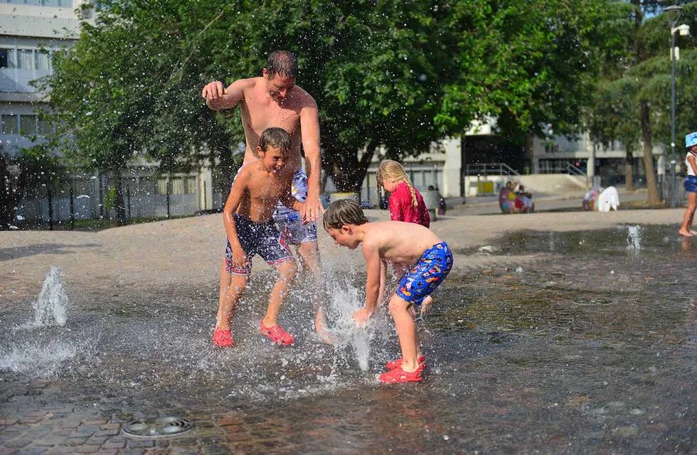 Recomiendan cuidar a los niños de los efectos del calor sofocante.