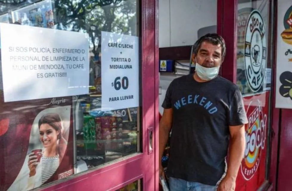 Santiago Hudson, el quiosquero solidario que regala cafe