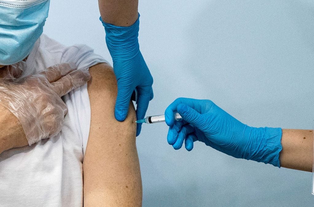 Vacunación en Rusia. (AP/Pavel Golovkin/Archivo)
