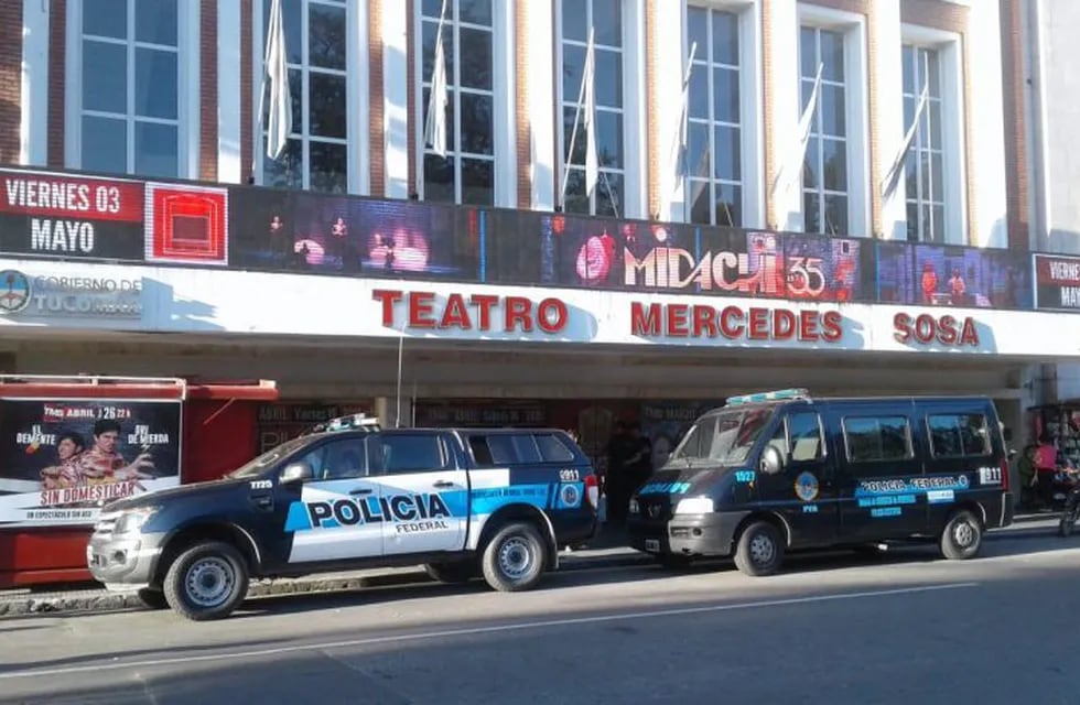 Allanaron el teatro donde se accidentó Sergio Denis en Tucumán. (Germán Valdez)