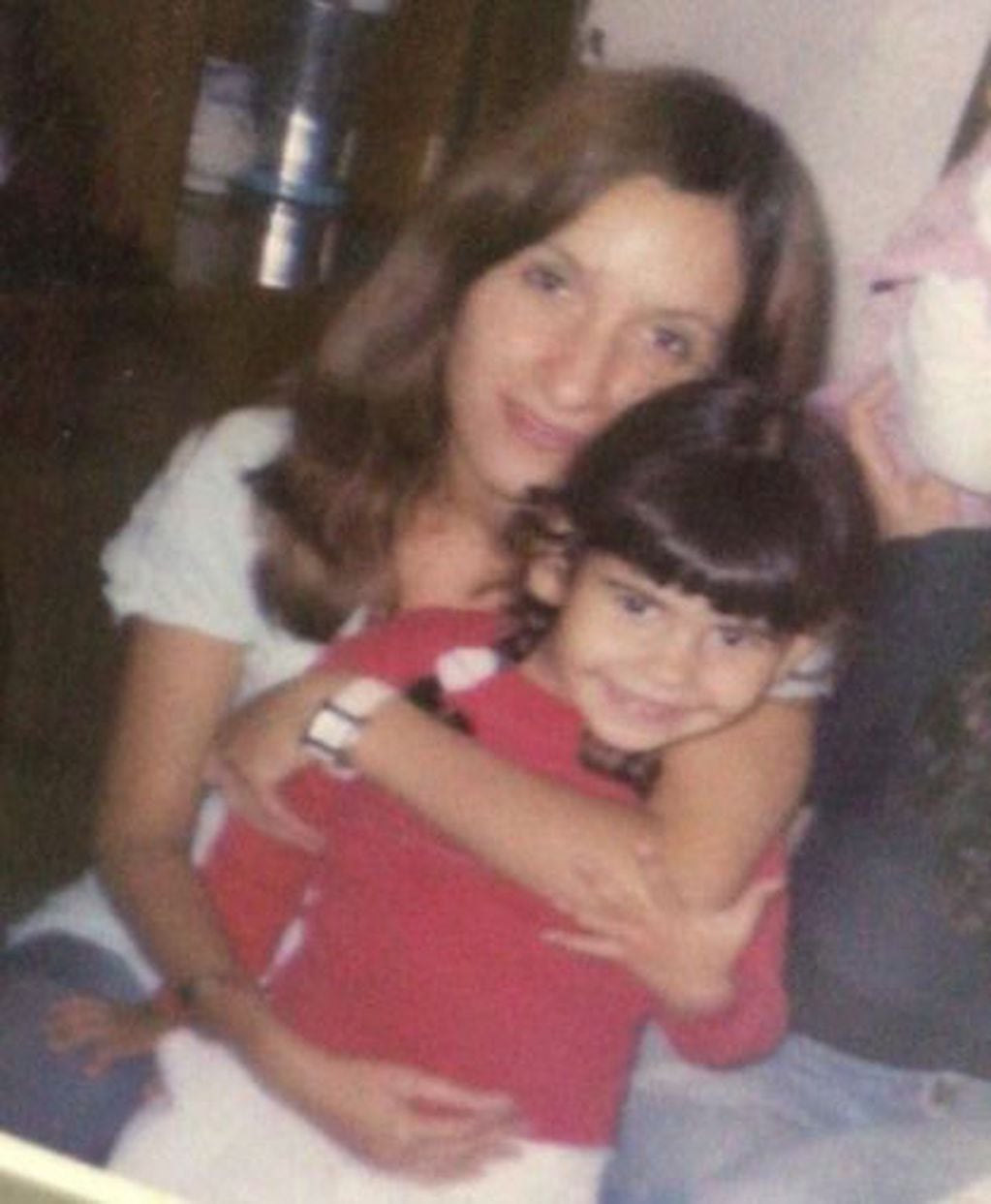 Agustina Fernández de pequeña junto a su madre.