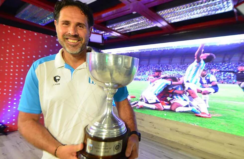 Pichón de DT. Carlos Bossio campeón con Racing, y listo para dirigir en Primera Nacional (José Gabriel Hernández / La Voz).