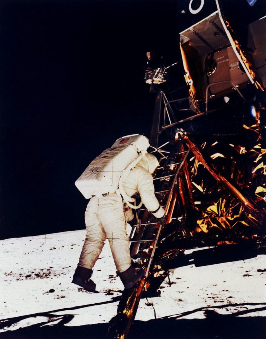 Aldrin, fotografiado por Armstrong, mientras baja las escaleras del Módulo Lunar "Eagle". 600 millones de espectadores tuvo la transmisión televisiva en vivo desde la Luna, cuando la población mundial era en ese momento de poco más de 3 mil millones de habitantes.