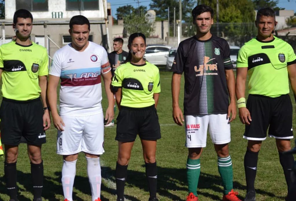 Fue durante un partido de fútbol de la liga tandilense y de la Unión Regional Deportiva fue arbitrado por Camila Romero Barsottini