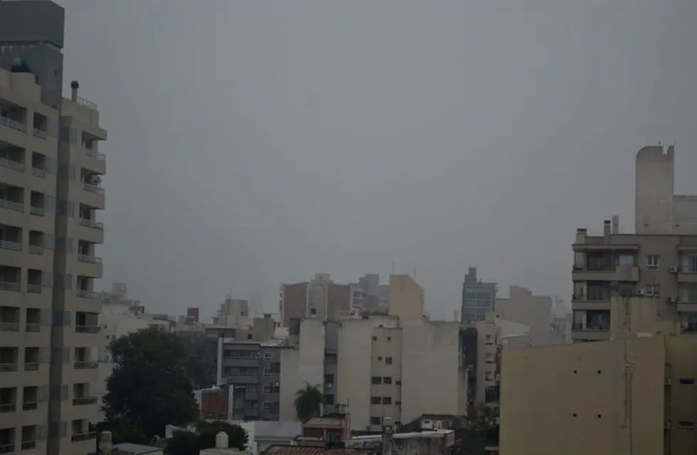 Cielo cubierto con neblina y probabilidad de lluvias en Corrientes