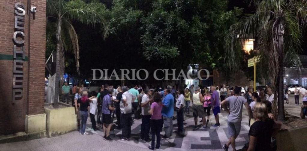 Usuarios se manifestaron frente a la sede de SECHEEP en Resistencia. (Foto: Diario Chaco)