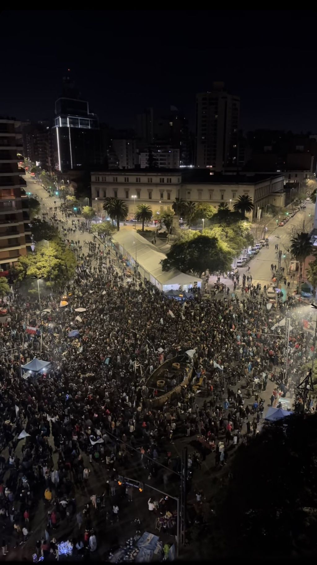 Masiva concentración en Patio Olmos, tras el triunfo de Argentina.