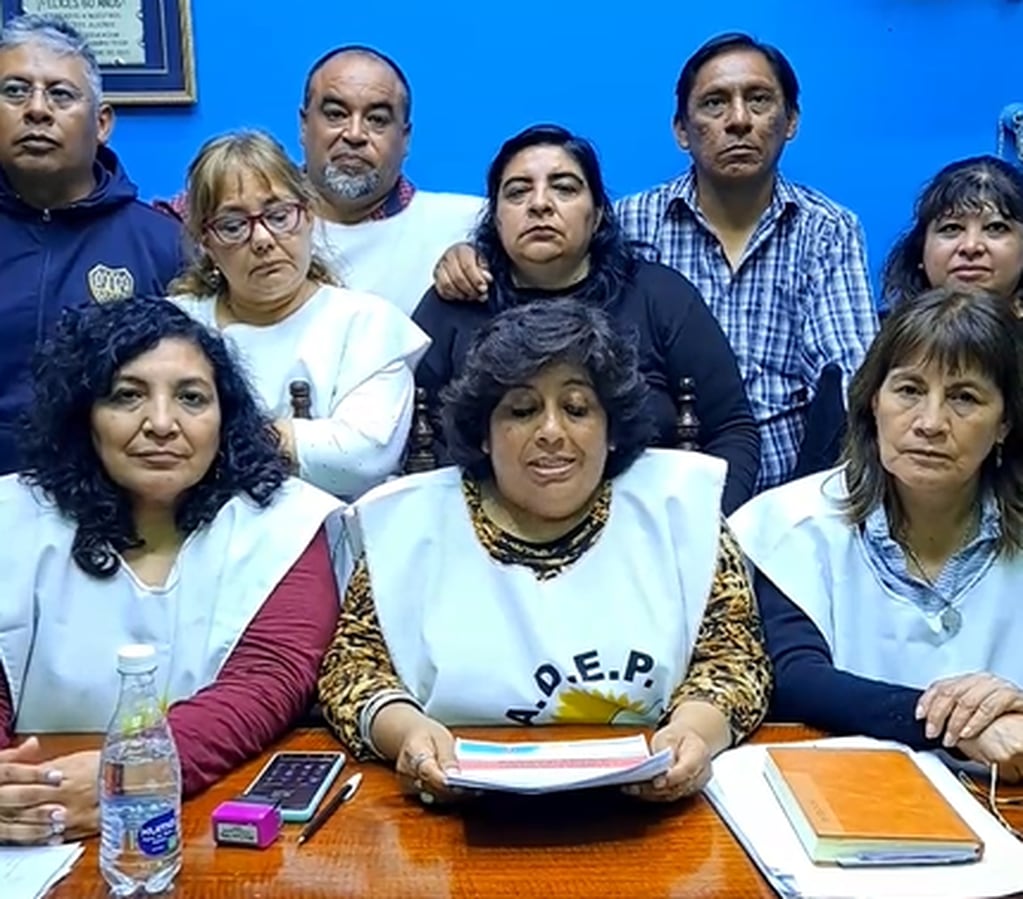 Silvia Vélez, secretaria general de la Asociación de Educadores Provinciales (ADEP), comunicó la continuidad del paro y confirmó que el congreso del sábado emitirá una decisión final acerca del ofrecimiento del Gobierno.