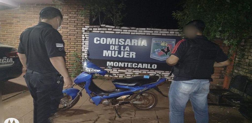 Efectivos policiales incautaron una motocicleta en Montecarlo.