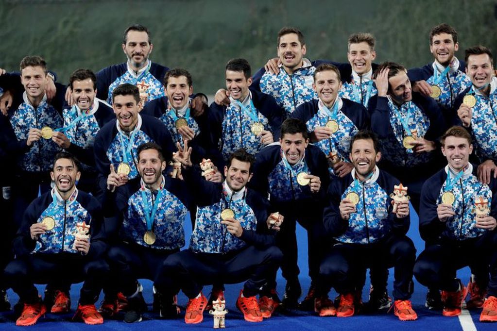 La medalla dorada de ''Los Leones'', la selección masculina de hockey sobre cesped (Foto: AP/Silvia Izquierdo).
