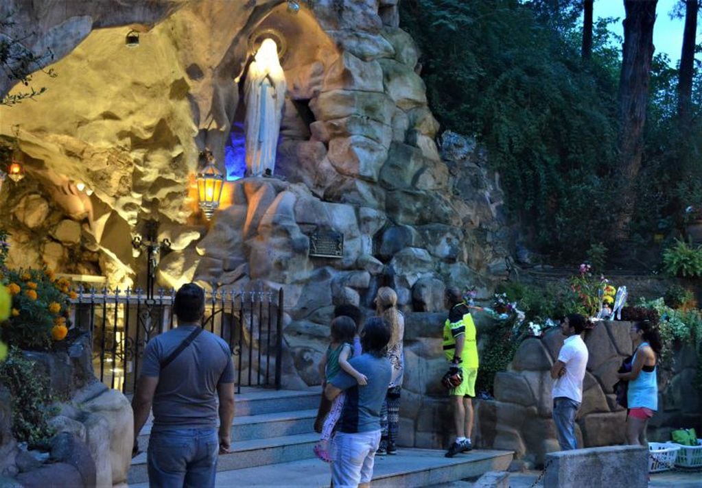 Primeros peregrinos arriban a la Gruta de la Virgen de Lourdes en Alta Gracia